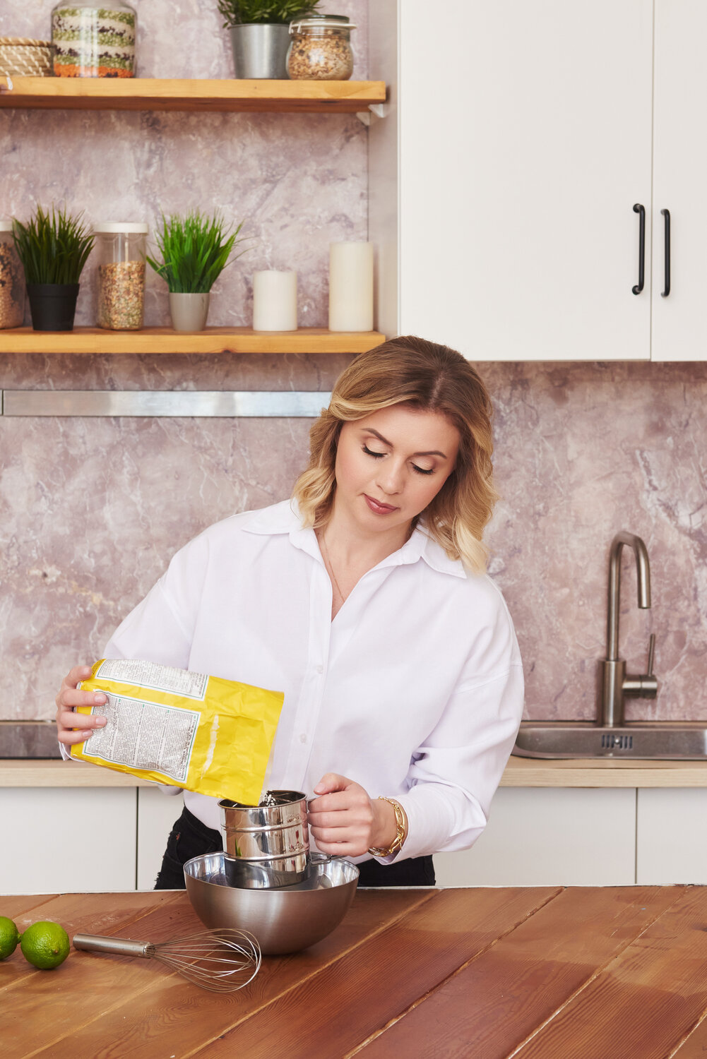 на кухне, женщина на кухне, женщина готовит завтрак на кухне, кухня красивая, красивая домохозяйка