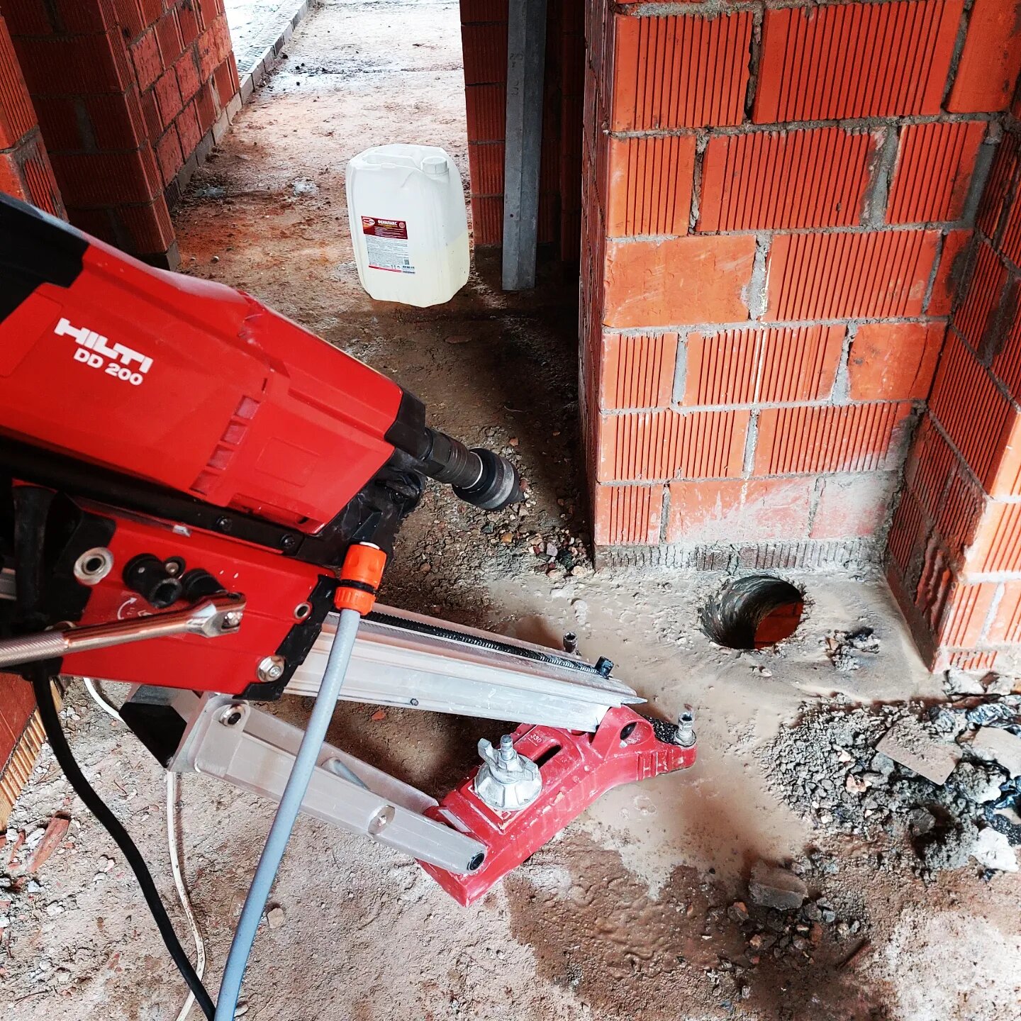 Сверление отверстий в стене в грунте - 88 фото