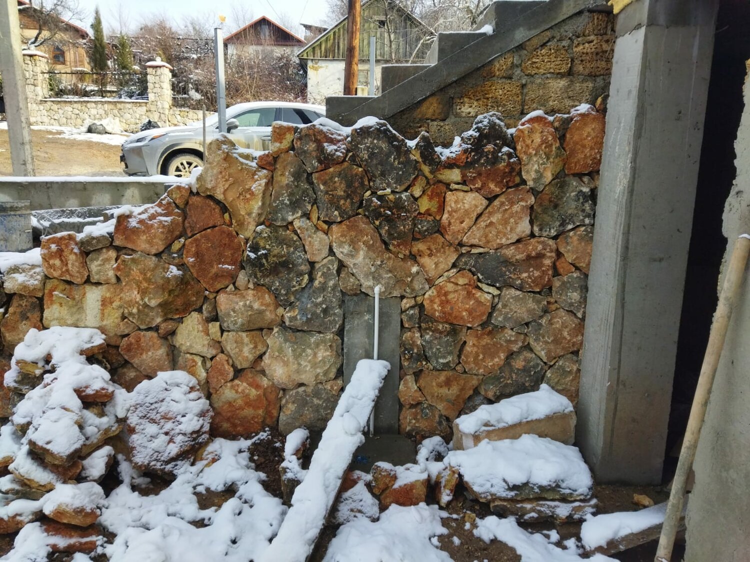 каменный забор, каменная кладка, бутовый камень, камень песчаник, природные камни