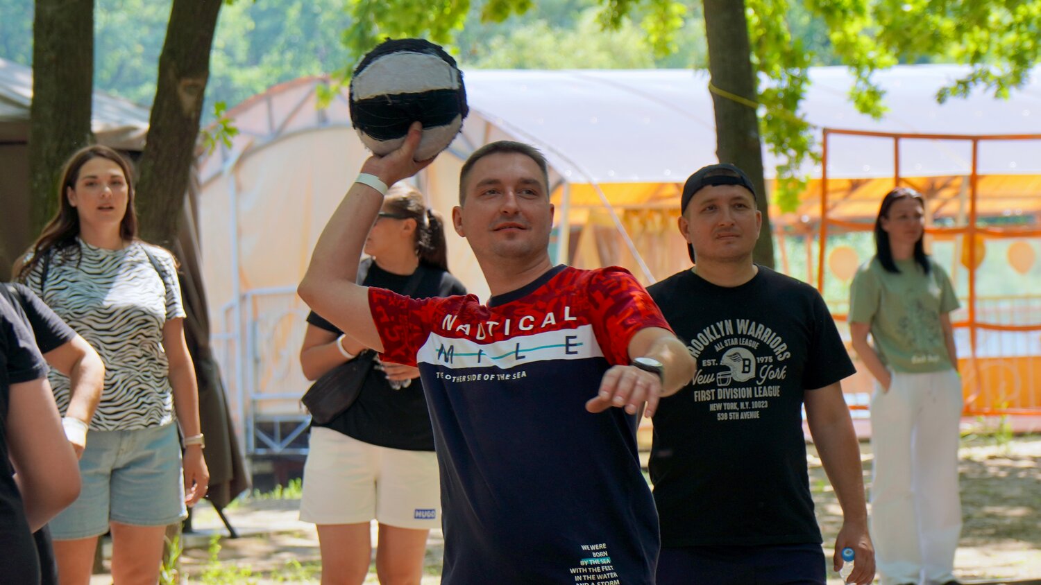 мужчина, комплекс минотавр с гирей 16 кг, пляжный футбол, кроссфит комплекс, тренировка с