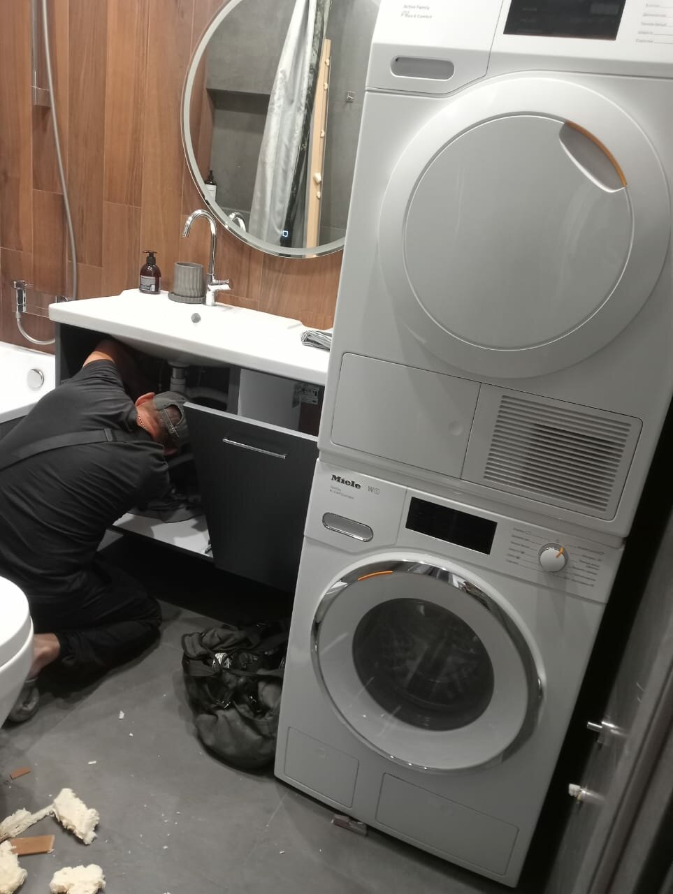 стиральная и сушильная машина в колонне, стиральная и сушильная машина, сушильная машина над стиральной машиной, установка стиральной и сушильной машины в колонну, сушильная машина на узкую стиральную машину