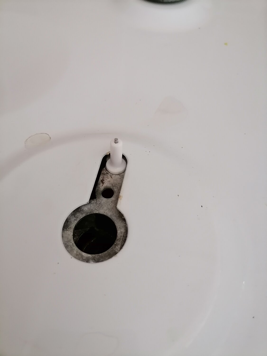 скол на раковине, засор в раковине, слив в раковине, сливное отверстие в ванной, раковин