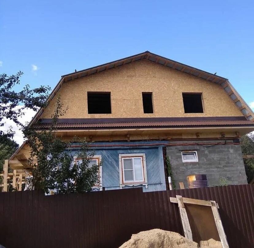 фронтон ломаной мансардной крыши, надстройка второго этажа над старым домом, надстройка второго этажа над старым домом своими руками из дерева, надстройка второго этажа, пристройка второго этажа к старому дому