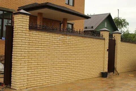 кирпичные заборы, забор из кирпича, забор из желтого кирпича, кирпичные заборы цельные, красивые кирпичные заборы