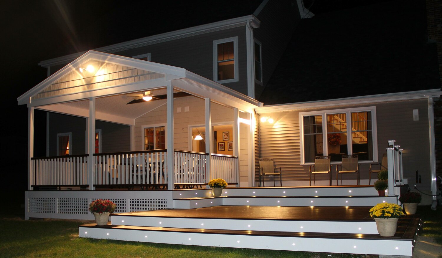 Садовые светильники со светодиодными лампочками, которые можно перезаряжать от сети. Их удобно брать с собой во время отдыха природе. Davide Groppi, светильник «Picnic».