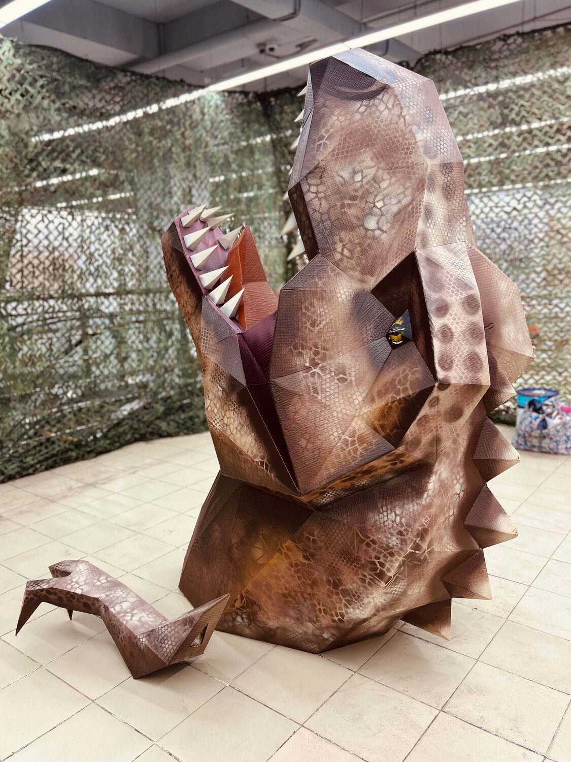 полигональная фигура из металла, паперкрафт, полигональная скульптура, паперкрафт динозавр, динозавр из бумаги оригами