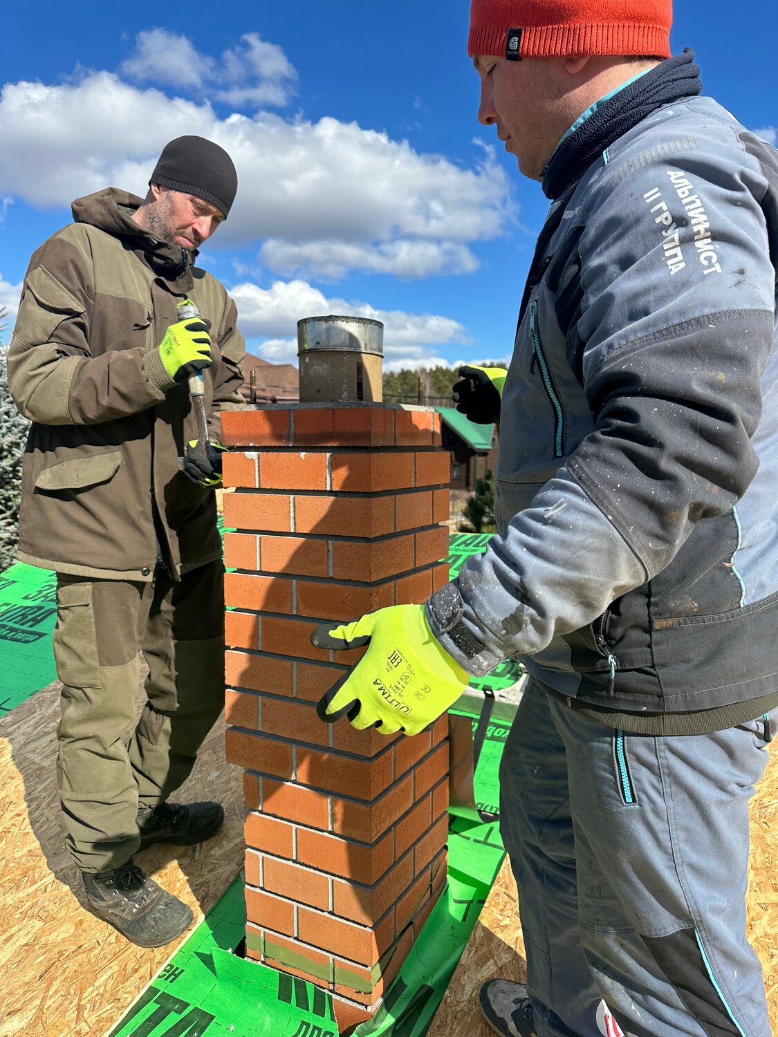 печная труба из кирпича, дымоход из кирпича, труба из кирпича для дымохода, гильзовка дымохода из кирпича, печная труба из кирпича выход из крыши