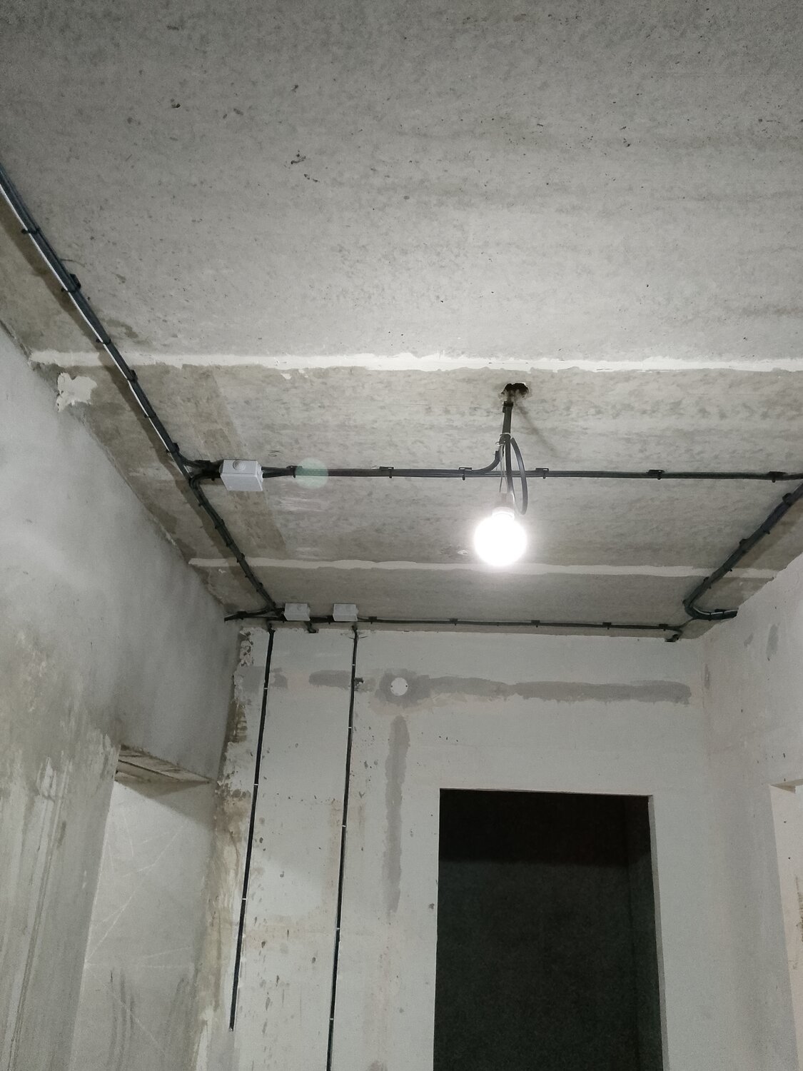 разводка электропроводки по потолку, разводка электрики по потолку, монтаж электропроводки в квартире, разводка кабеля по потолку, монтаж электропроводки