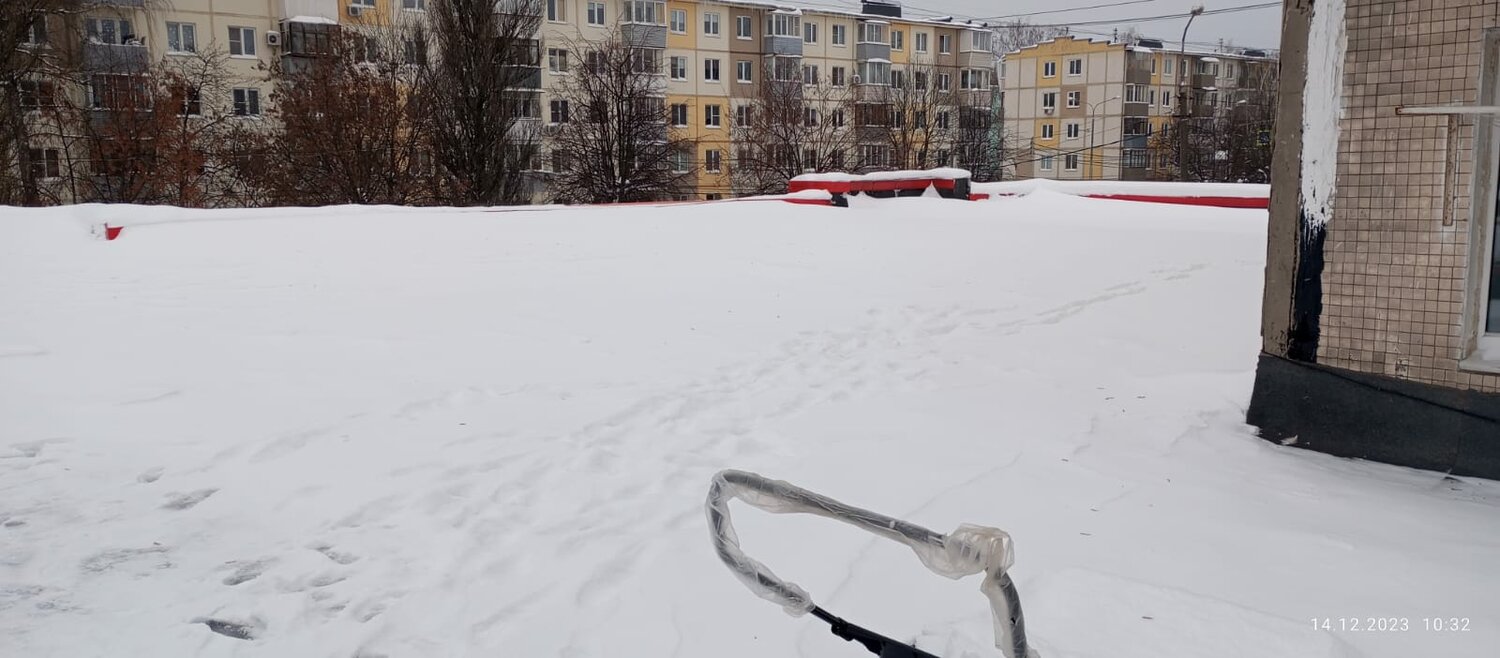 Очистка кровли от снега.
