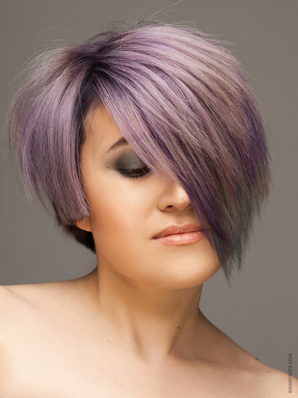 пепельно фиолетовые волосы каре, цветное окрашивание на короткие волосы, короткие сиреневые волосы, девушка с фиолетовым каре, короткие женские стрижки с фиолетовым оттенком