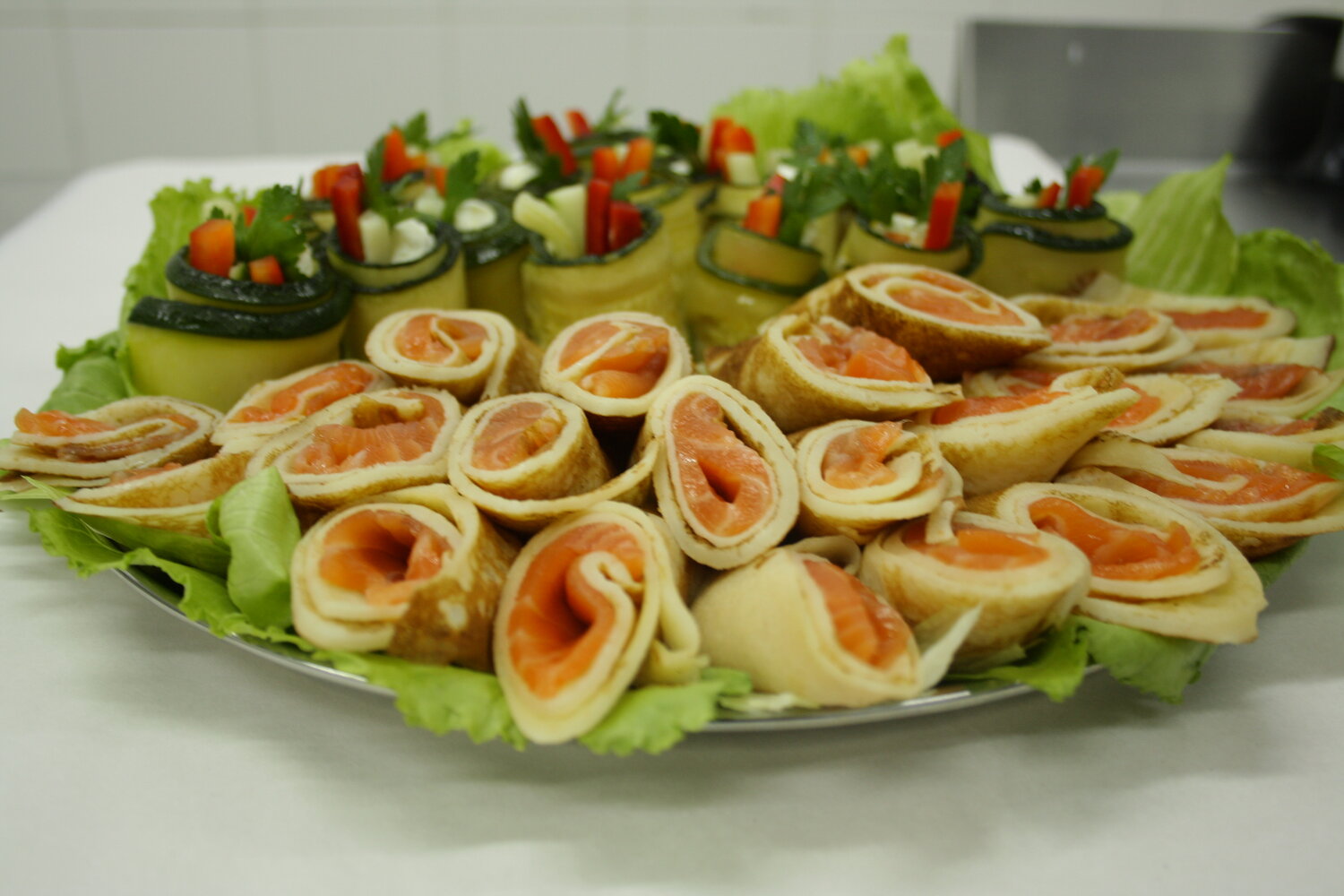закуска, холодная закуска, праздничные закуски, блины с красной рыбой на праздничный стол, блинчики с семгой