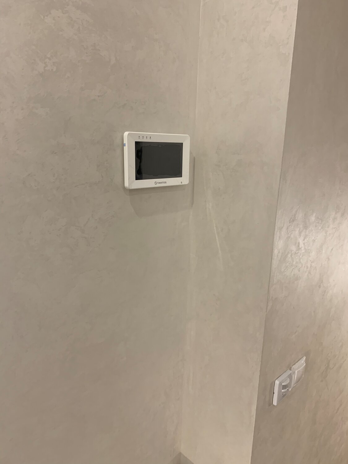 loft beton декоративная штукатурка, квартира, видеодомофон в прихожей, крепление видеодомофона к стене, счетчик на стене