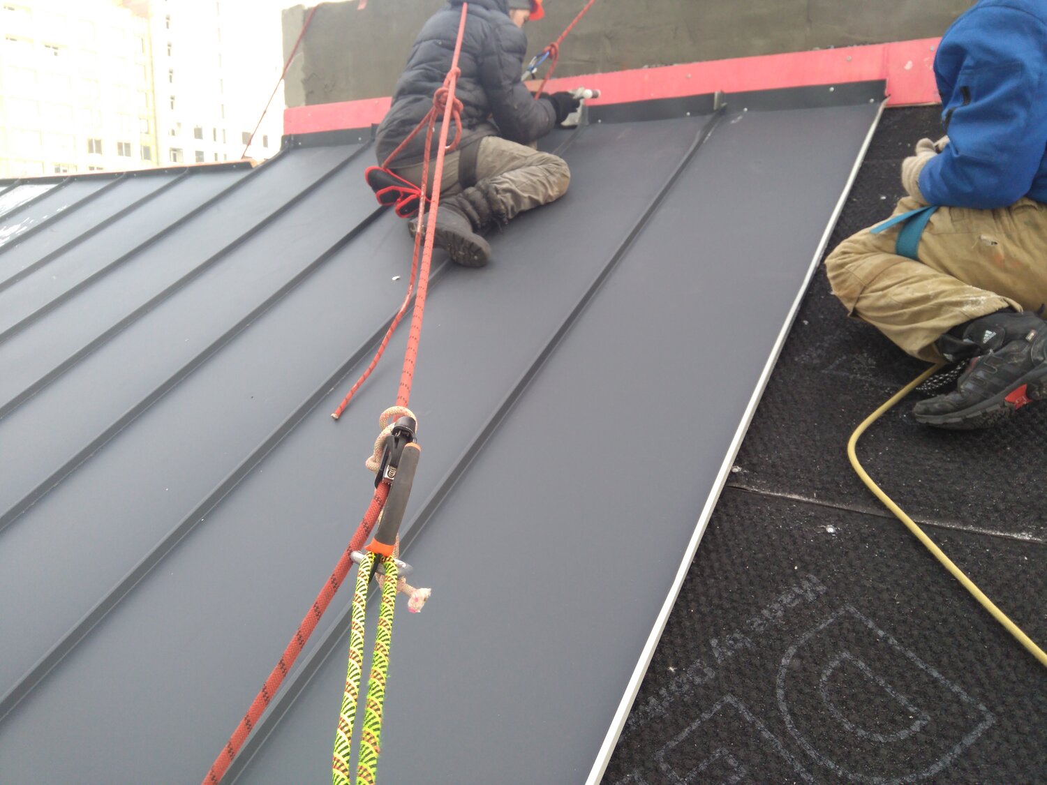 монтаж кровли, наплавляемая кровля, фальцевая кровля, монтаж рулонной кровли, кровля, мембранная наплавляемая кровля