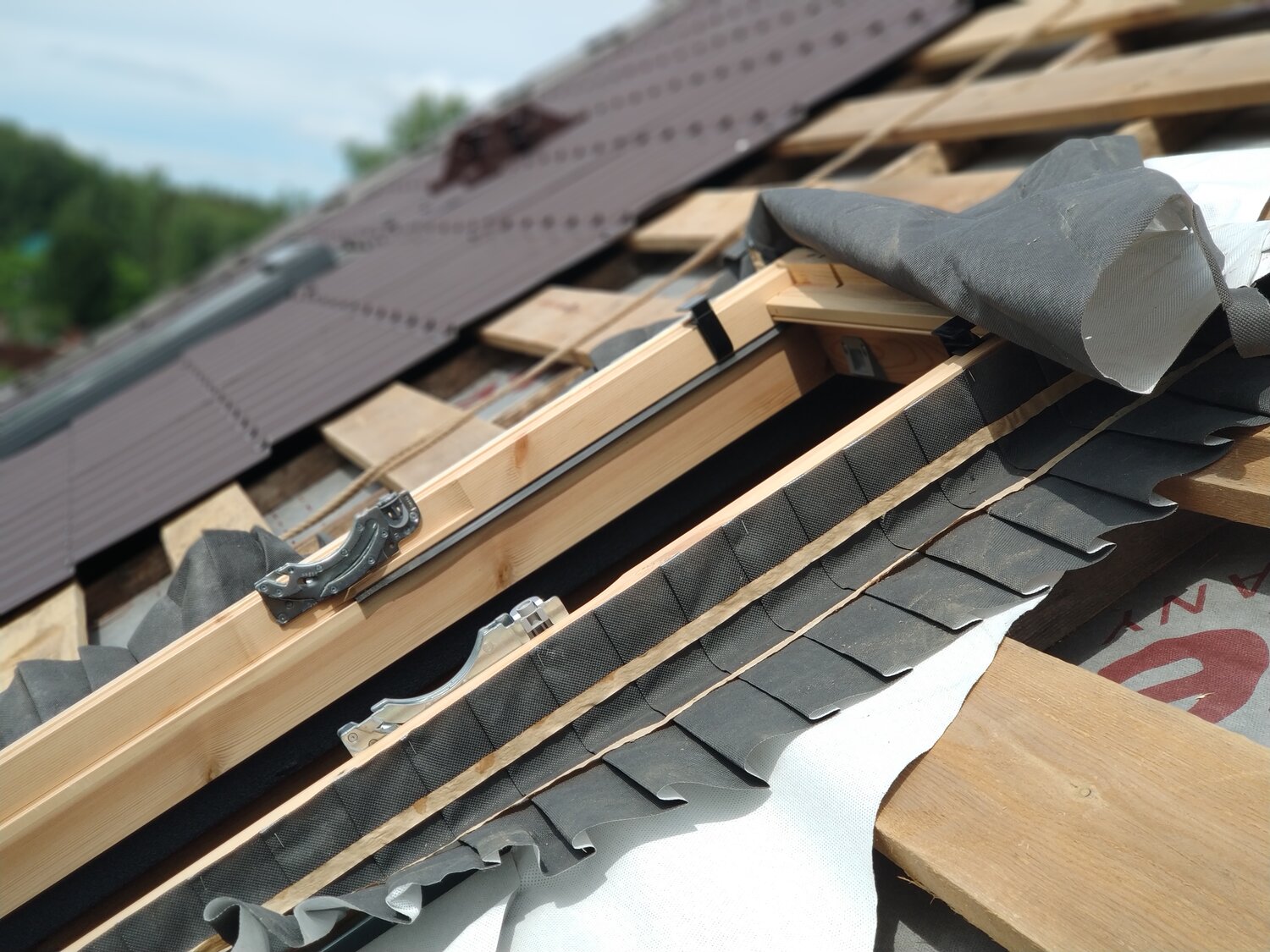 кровля, карнизная планка для металлочерепицы монтаж, монтаж кровли, настенный желоб кровли, металлическая кровля