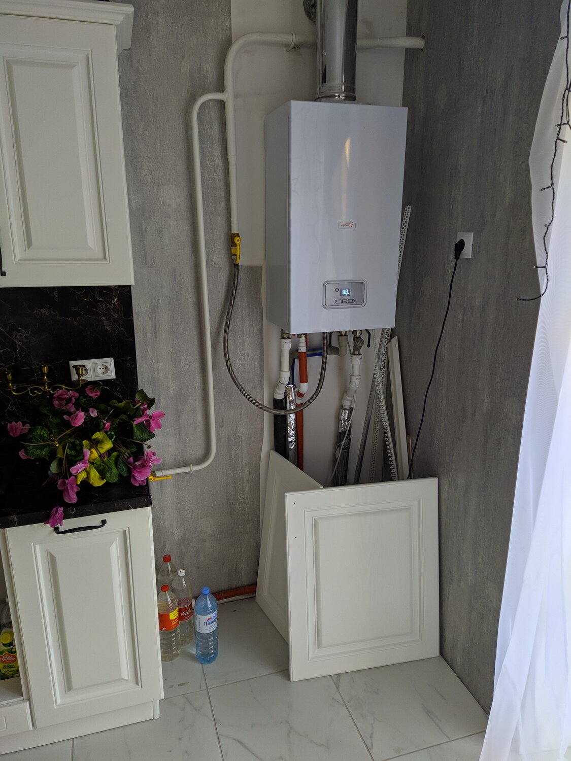 монтаж настенного котла отопления, автономное отопление в новостройке, поквартирное отопление, газовое отопление, газовый котёл