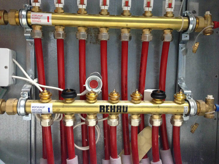монтаж сшитый полиэтилен rehau, данфосс коллектор для теплого пола, коллектор под обжим сшитый полиэтилен рехау, коллекторная разводка труб отопления, коллектор