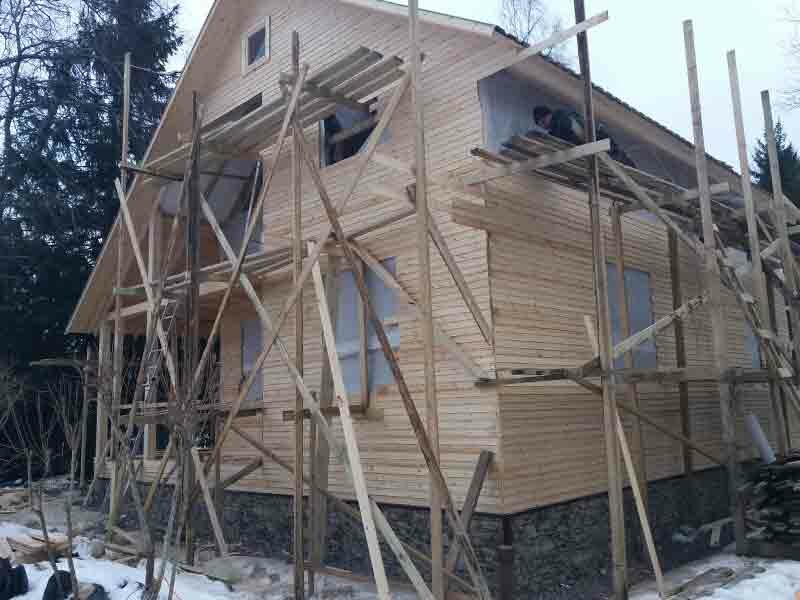каркасный дом, деревянные леса, строительство загородного дома, строительство, деревянный дом