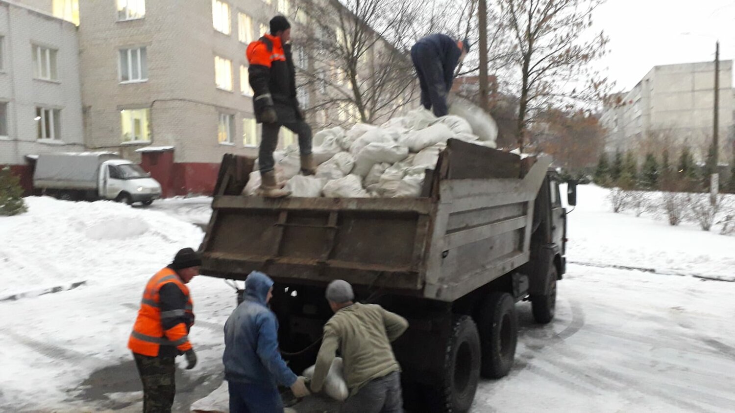 вывоз мусора, строительный мусор вывоз, вывоз мусора камаз, камаз вывоз мусора смоленск, вывоз строительного мусора камаз