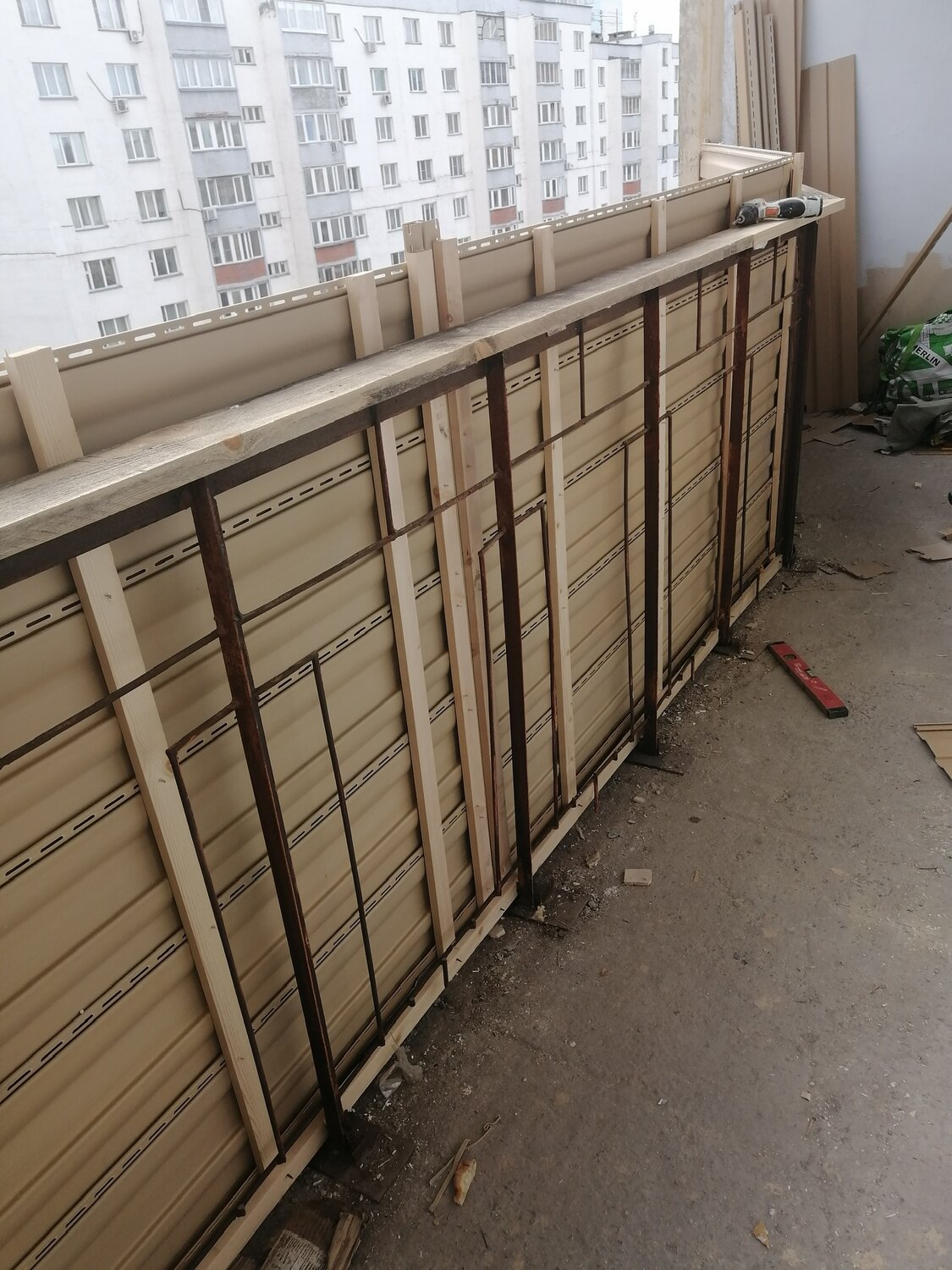 обрешетка металлического парапета балкона, утепление балкона, парапет балкона, обрешетка балкона под сайдинг, металлический парапет балкона