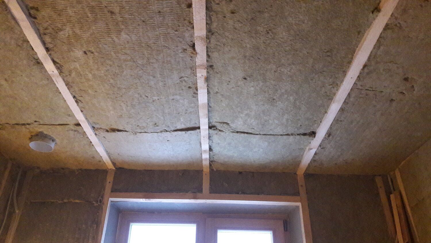 шумоизоляция потолка в квартире, утепление потолка на балконе, шумоизоляция потолка тзи, шумоизоляция потолка, шумоизоляция потолка с электропроводкой