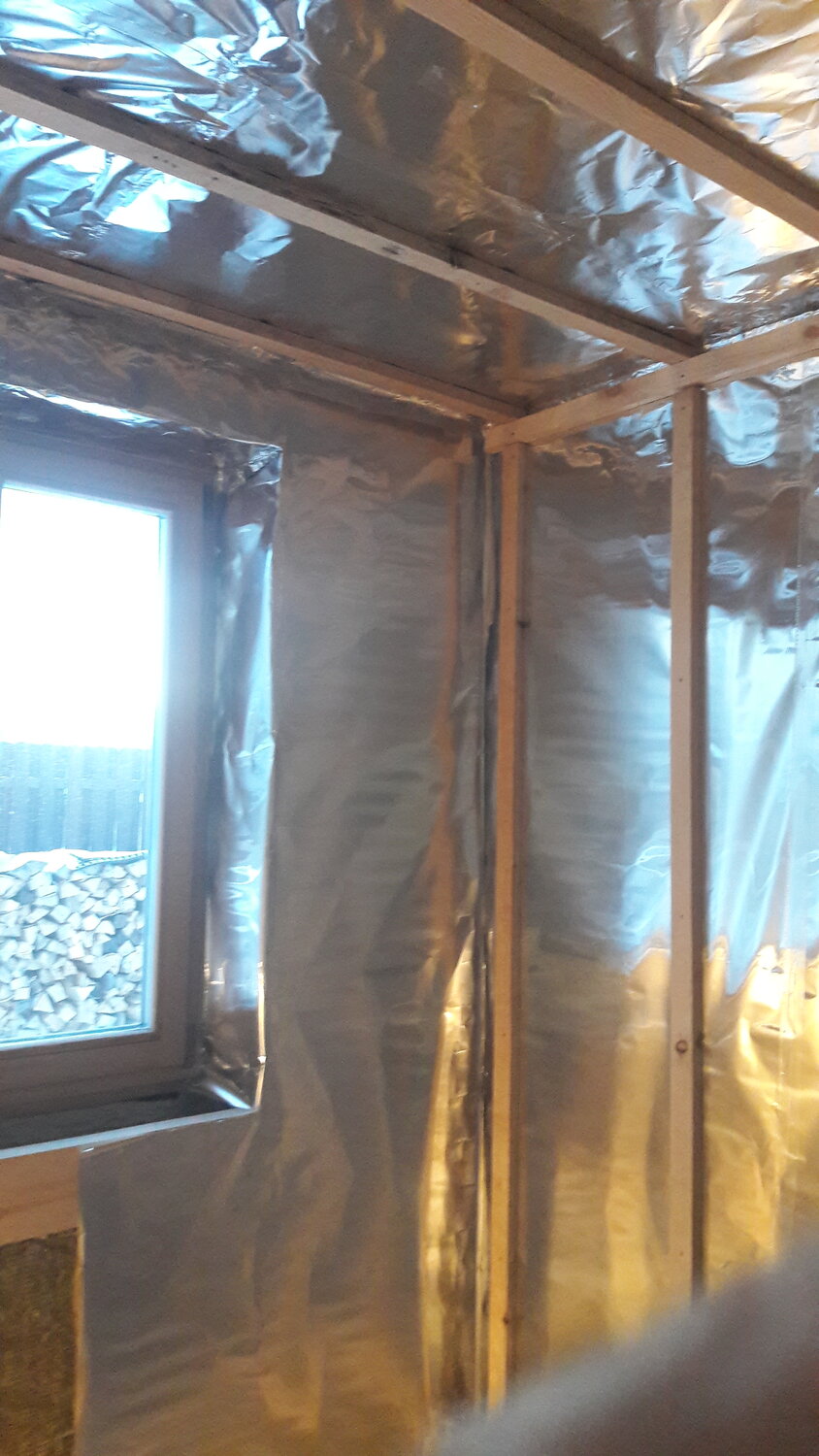 утеплитель для стен бани изнутри парилки, утеплитель с фольгой для бани, отделка бани фольгой и вагонкой, утепление бани, теплоизоляция бани изнутри фольгированным теплоизолятором