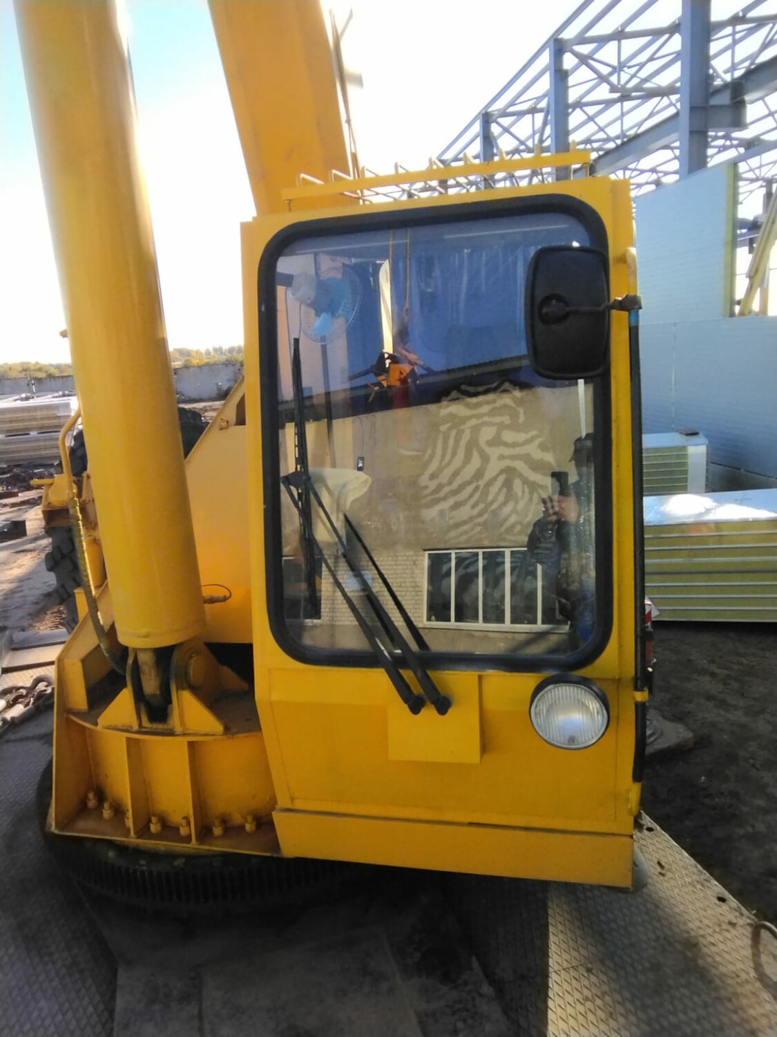 стекло экскаватора лобовое r210lc-7, кабина крановщика, кабина бульдозера т-170, спецтехника экскаватор, бульдозер б 10