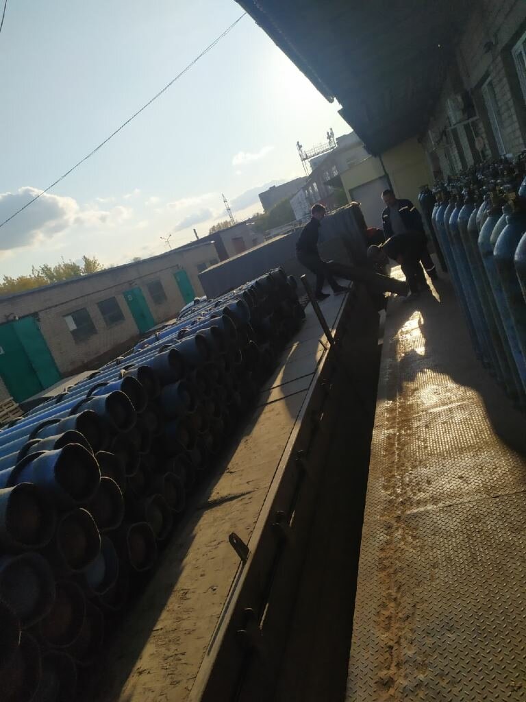 открытая площадка для хранения шпал, погрузка круглого леса в полувагон, огромный склад, спецтехника, грузовая