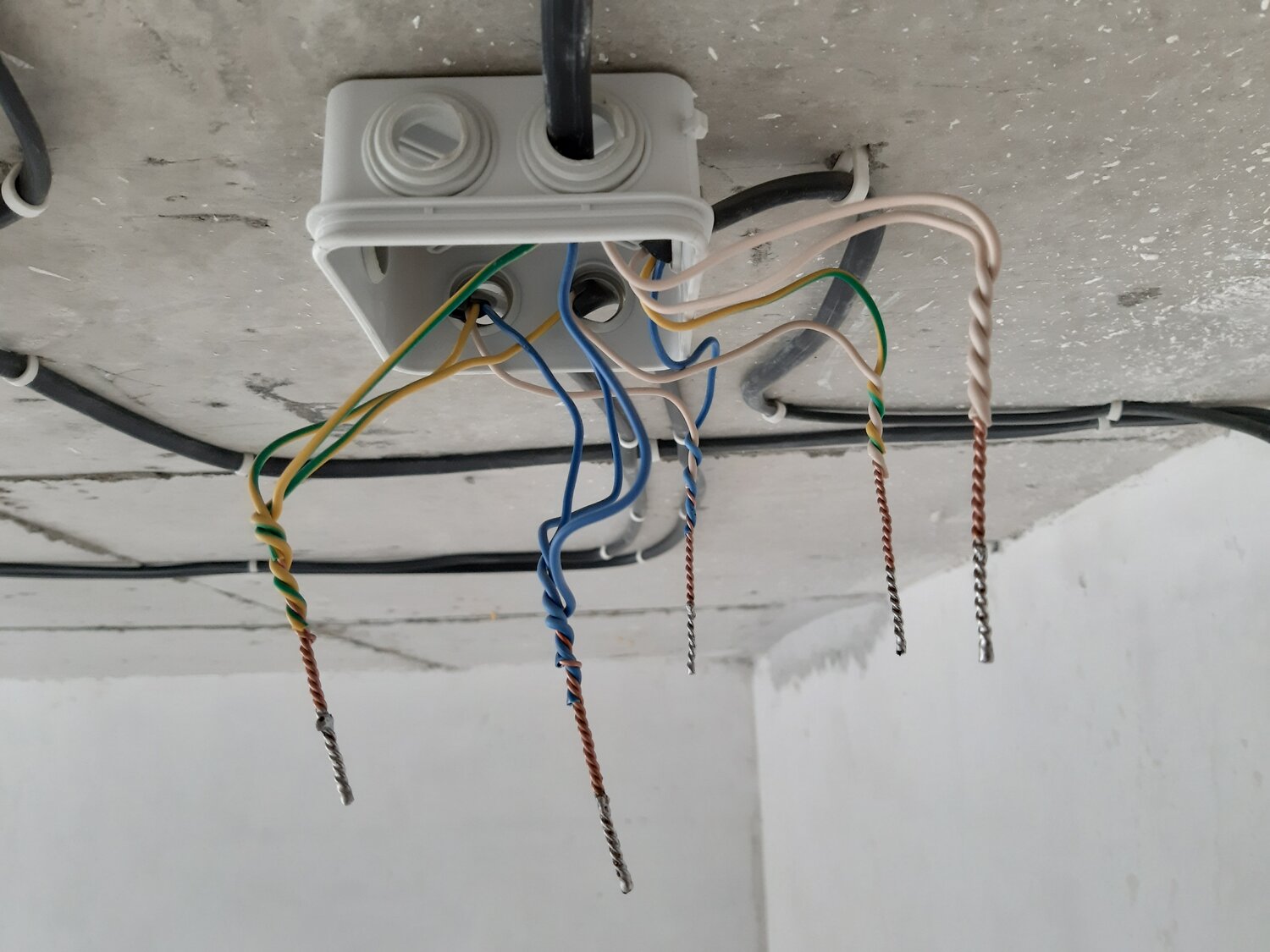 распаячная коробка пуэ, монтаж проводов в распределительной коробке, расключение распаячной коробки, сварка проводов в распределительной коробке, распред коробки электромонтаж