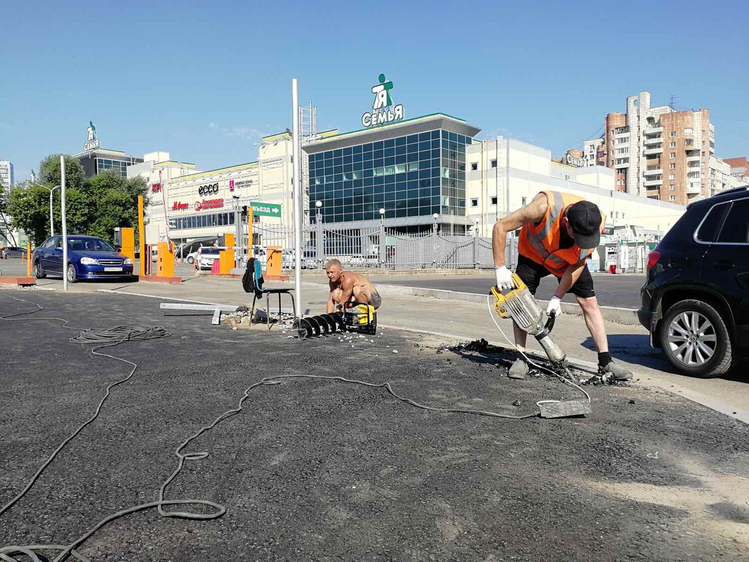 дорожные работы, старый асфальт, асфальт, ремонтные работы дороги, дорожники наносят разметку