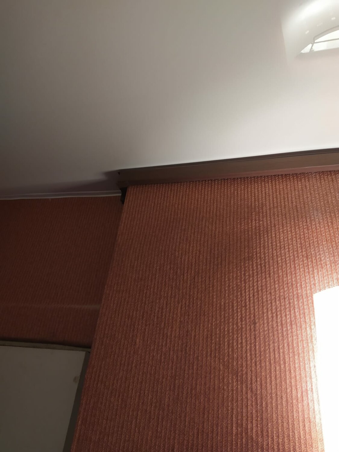 карнизы в натяжных потолках, рулонные шторы под рогожку, жалюзи, шторы рулонные, гибкий потолочный карниз в интерьере