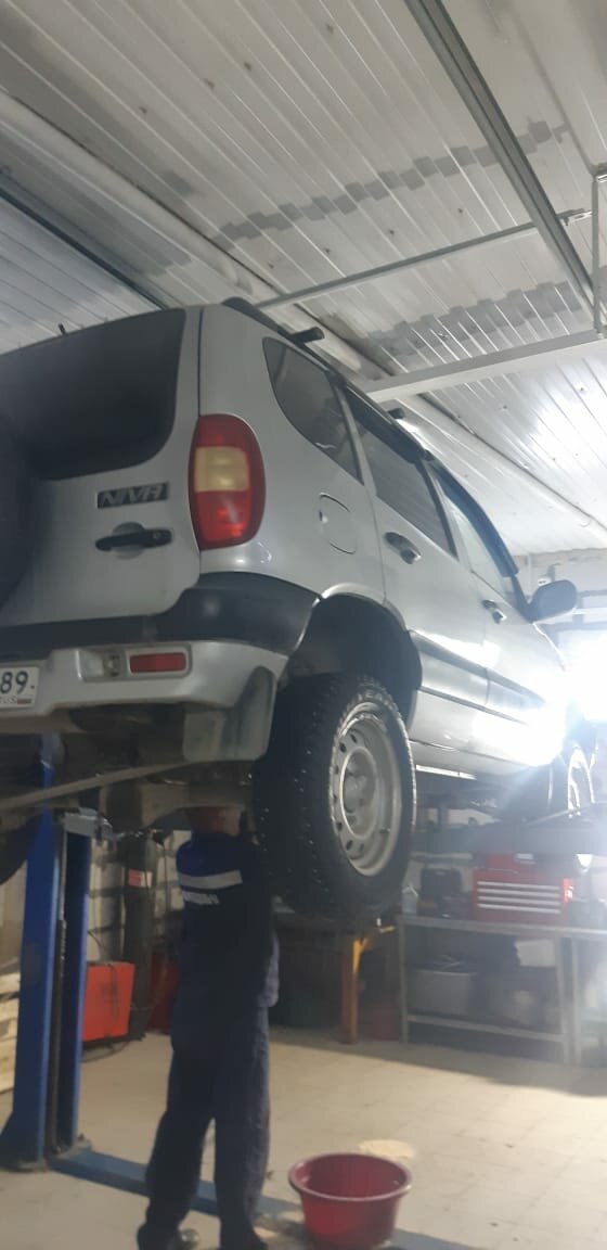 chevrolet niva на подъемнике, chevrolet niva, авторемонт нива шевроле, шевроле нива текут стойки, автотехцентр