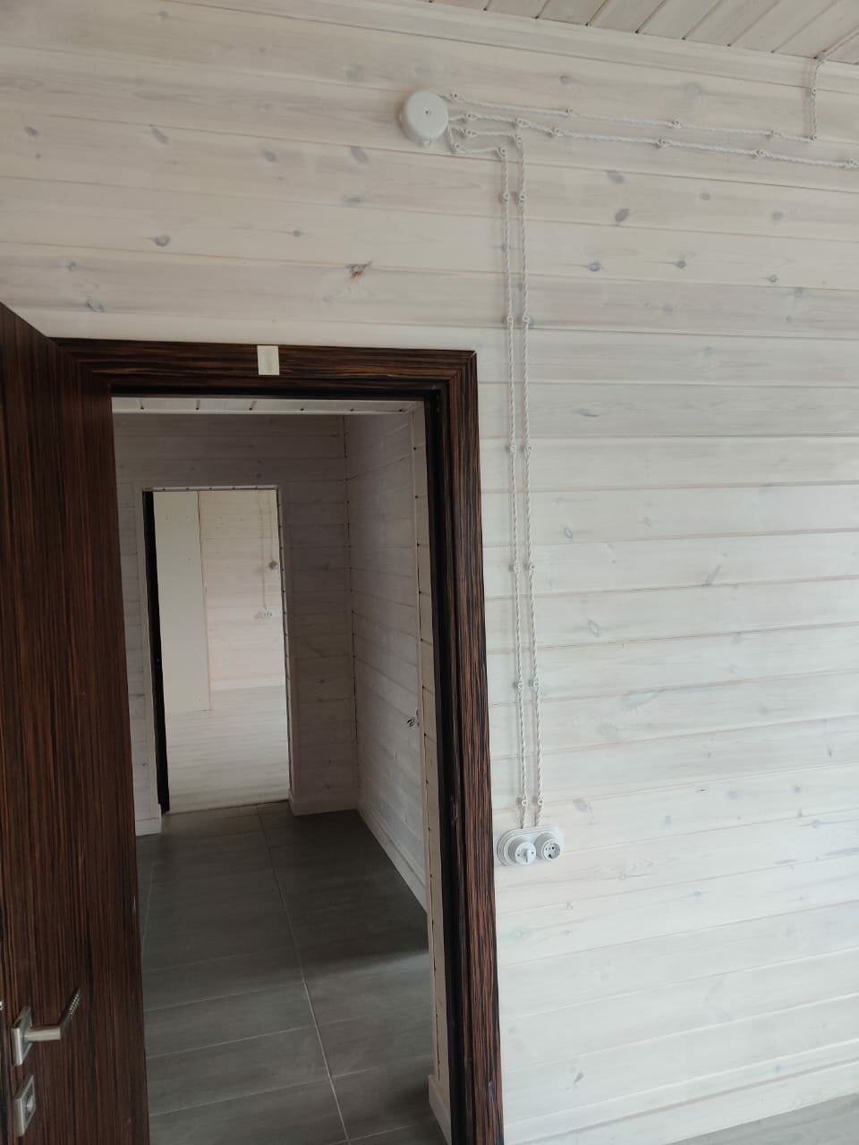 коттедж в деревне, отделка дома, дом из бруса, двери в доме из бруса, каркасный дом