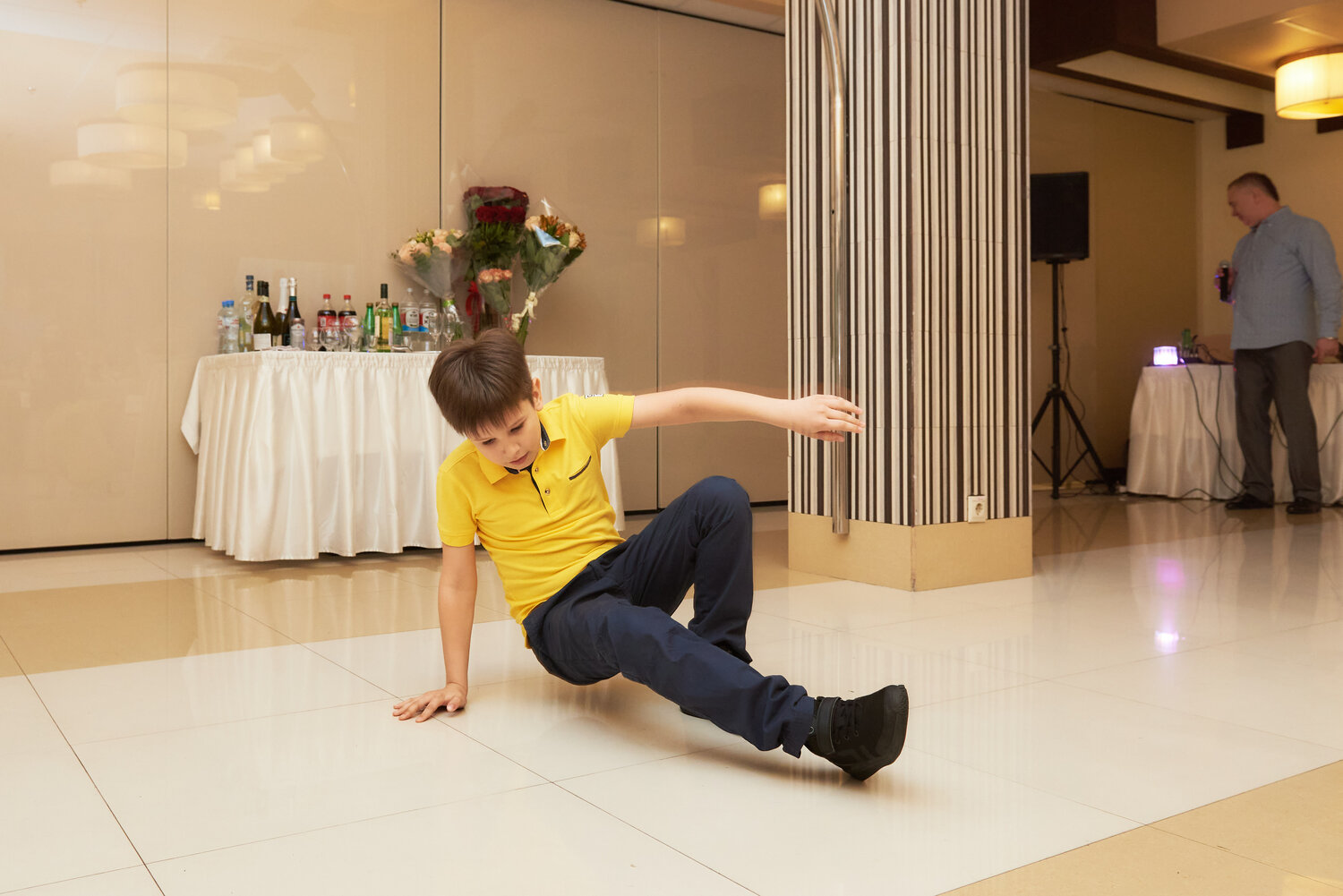 человек, мальчик, брейк данс адидас, тэхен блондин с саранхэ, в школе