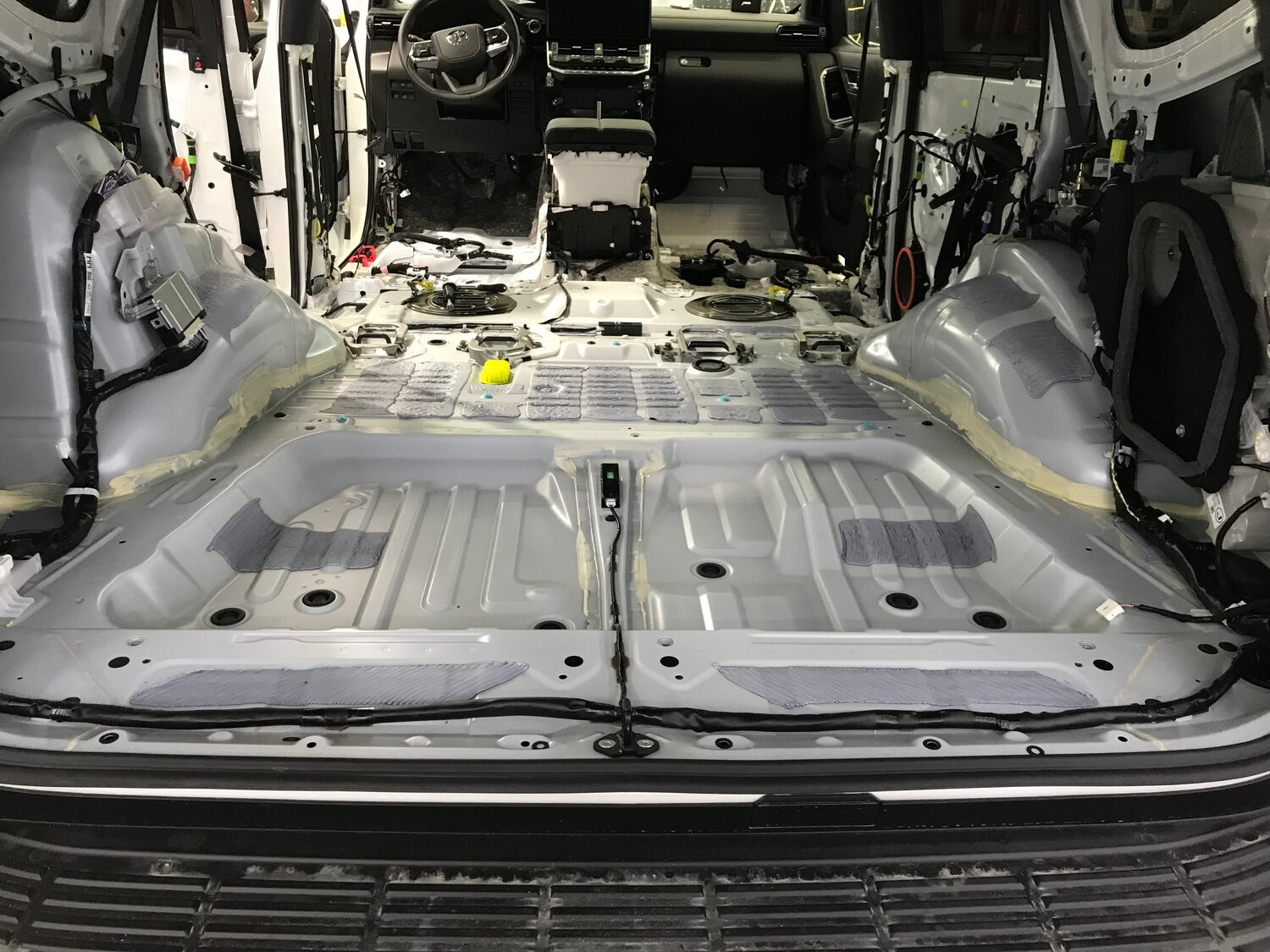 шумоизоляция автомобиля, шумоизоляция авто toyota, toyota prado 150 шумоизоляция багажника, шумоизоляция тойота рав 4 2006 года, шумоизоляция авто