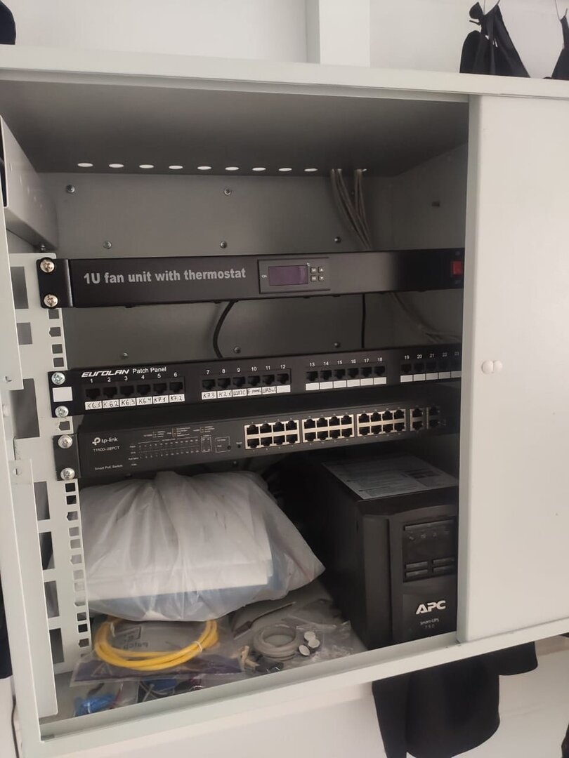 шкаф серверный ibm mtm 9307-rc4, серверный шкаф для видеонаблюдения, телекоммуникационный шкаф, huawei 5700 in rack mount, коммутационный шкаф