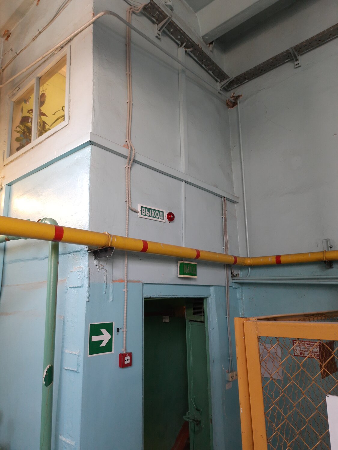газовая труба на фасаде, газовая труба, газовая труба в квартире, помещения, газовая труба от кабеля
