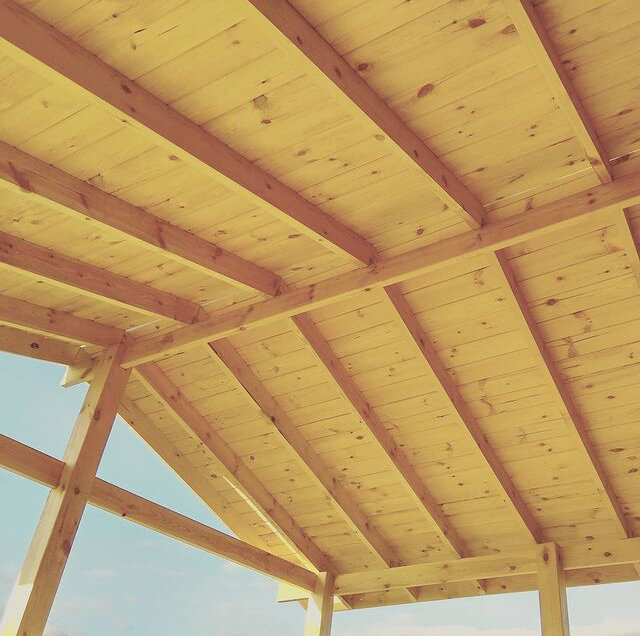 зашивка потолка в деревянном доме, потолок в деревянном доме, потолок из стропил, отделка потолка вагонкой, отделка потолка в деревянном доме
