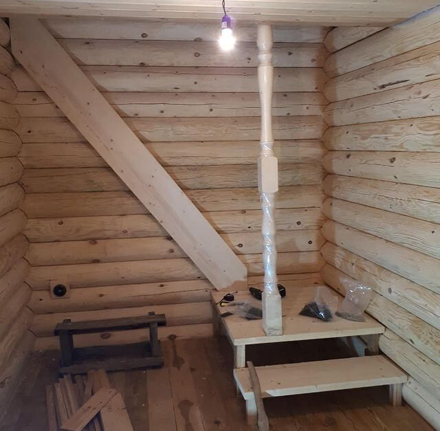 лестница из бревна на второй этаж, лестница на второй этаж в бане, лестницы в деревянном доме, перегородка в срубе из бревна, 2-й этаж в бревенчатом доме