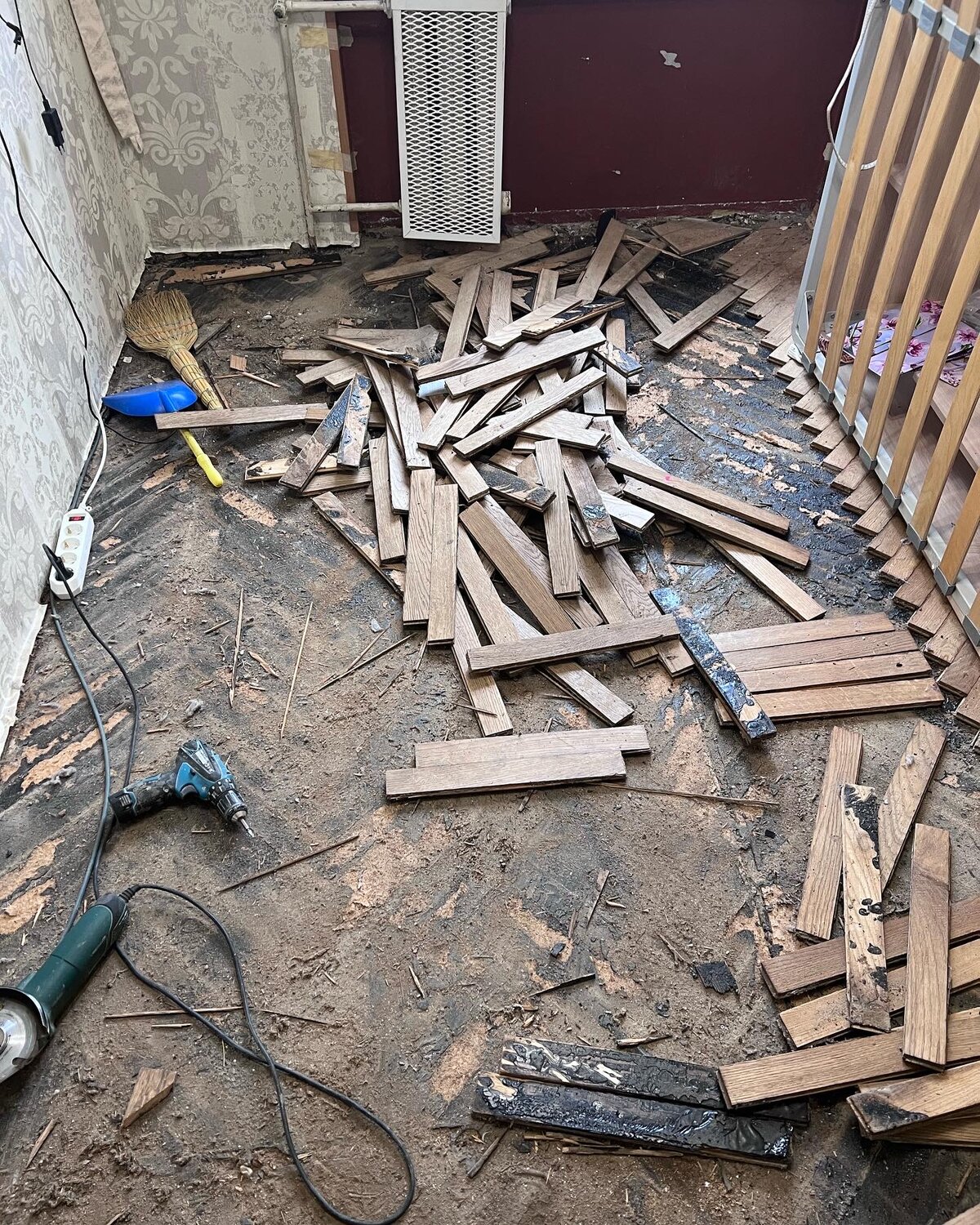 дрова, куча дров, машина дров распиленная, пилить доски на дрова, колка дров