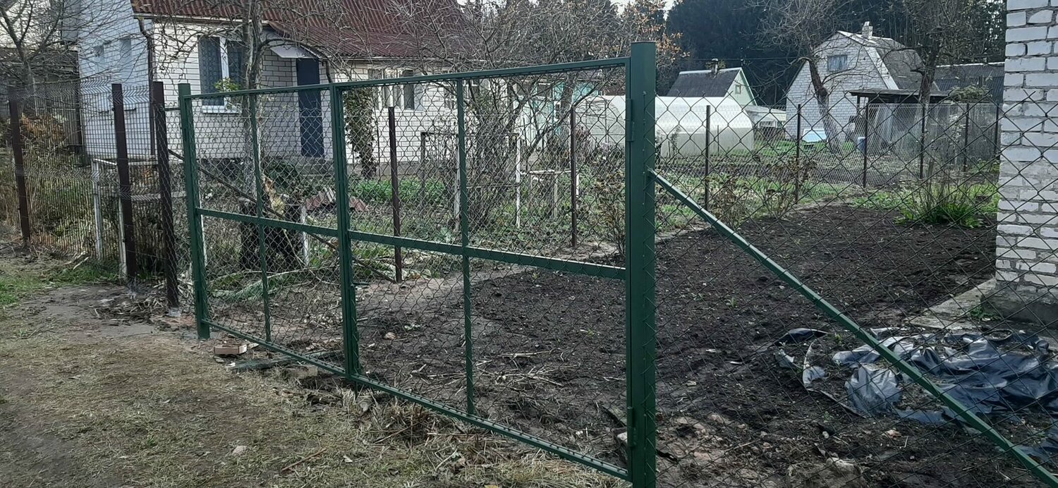 забор из сетки рабицы, рабица забор, забор из сетки рабицы на склоне, забор сетка, забор сетка рабица