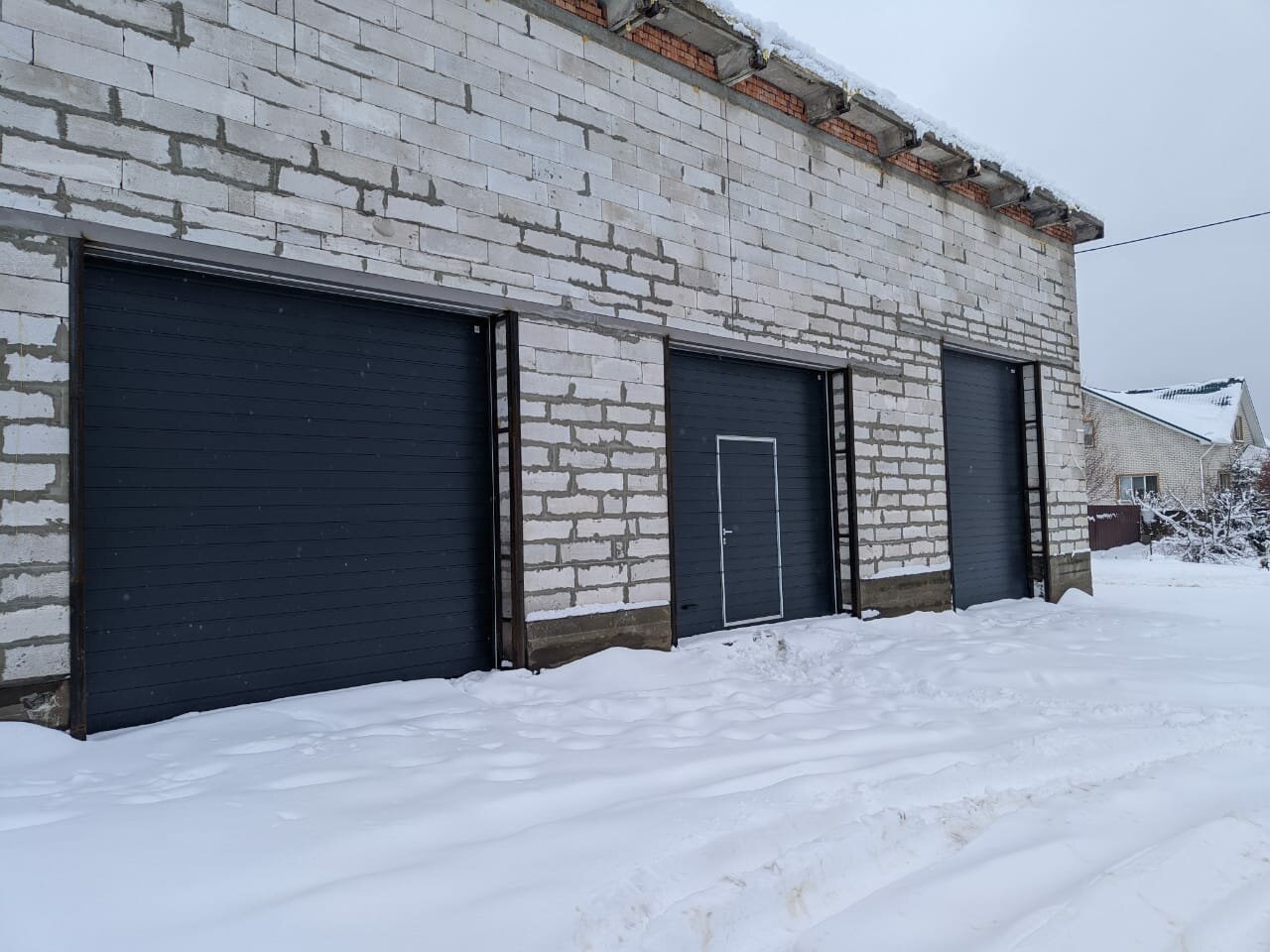 гараж, кирпичный гараж, гаражные ворота alutech prestige 2500*2125 мм, ворота гаража, гараж город