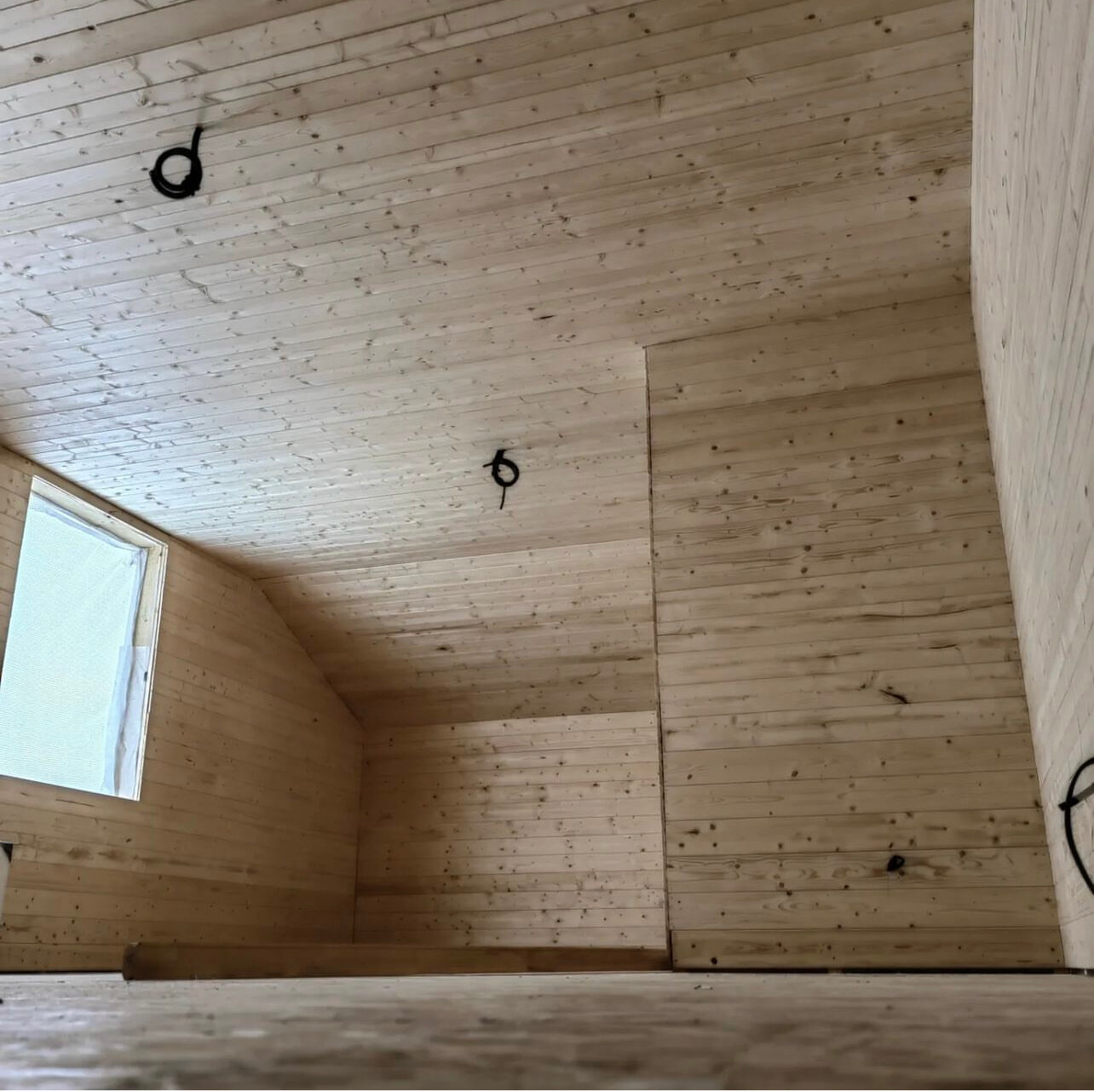 загородный дом, отделка мансарды вагонкой, обшивка мансарды вагонкой, каркасный дом, обшивка вагонкой поперёк мансарда