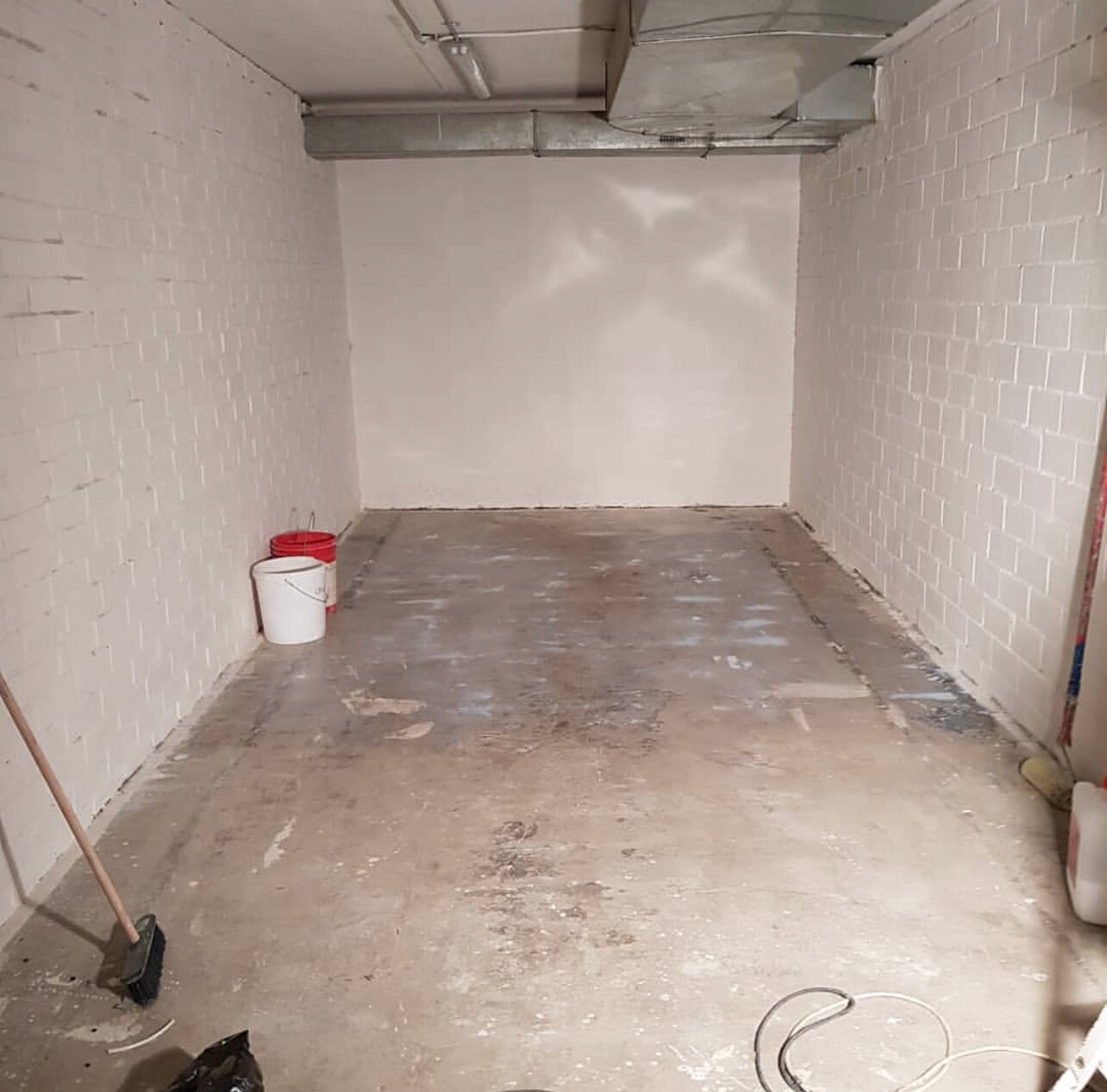 пол в гараже, в гараже, отделка гаража, пустой гараж, покрытие для пола в гараже