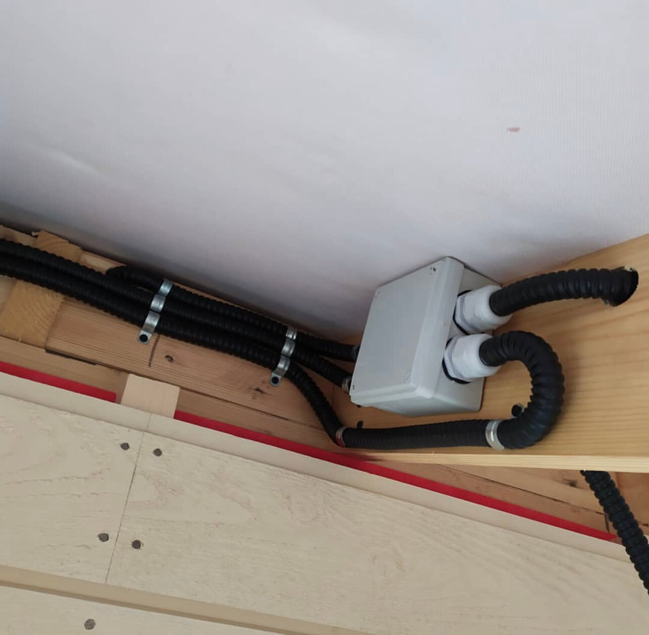 монтаж электропроводки в деревянном доме, монтаж электропроводки, трубы для электропроводки, гофра для электропроводки, электропроводка в деревянном доме