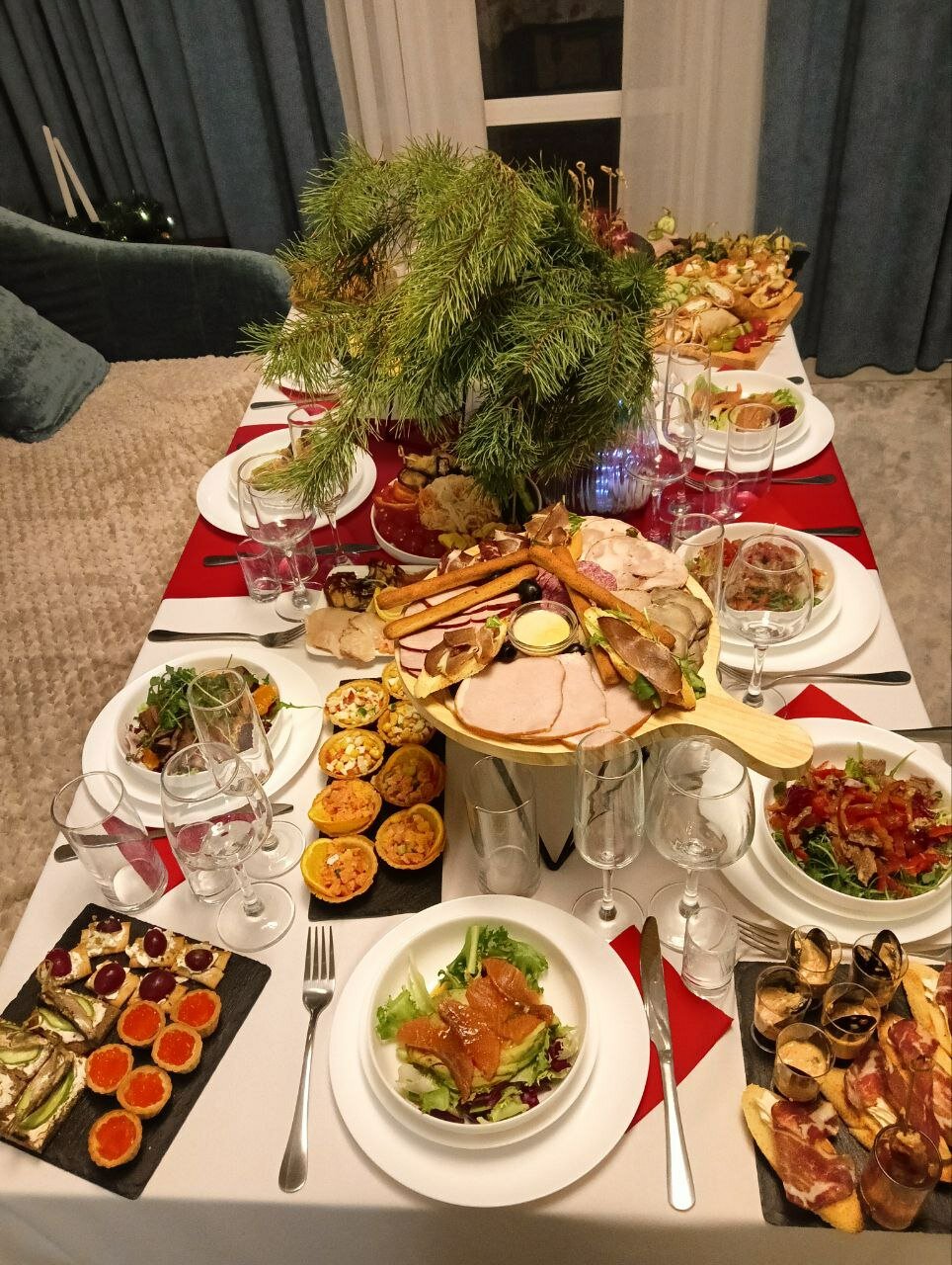 новогодние столы с едой, бюджетный стол на новый год, новогодний стол, бюджетный новогодний стол, праздничный стол
