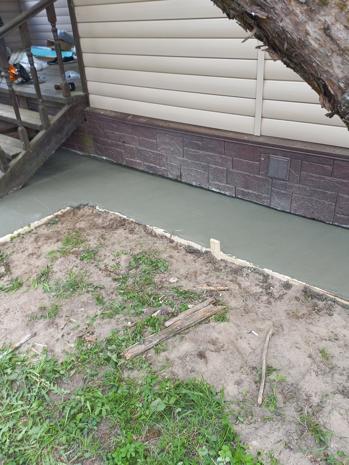 отмостка вокруг дома, отмостка вокруг дома своими руками из бетона, отмостка для дома, варианты отмостки для частного дома, бетонная отмостка вокруг дома