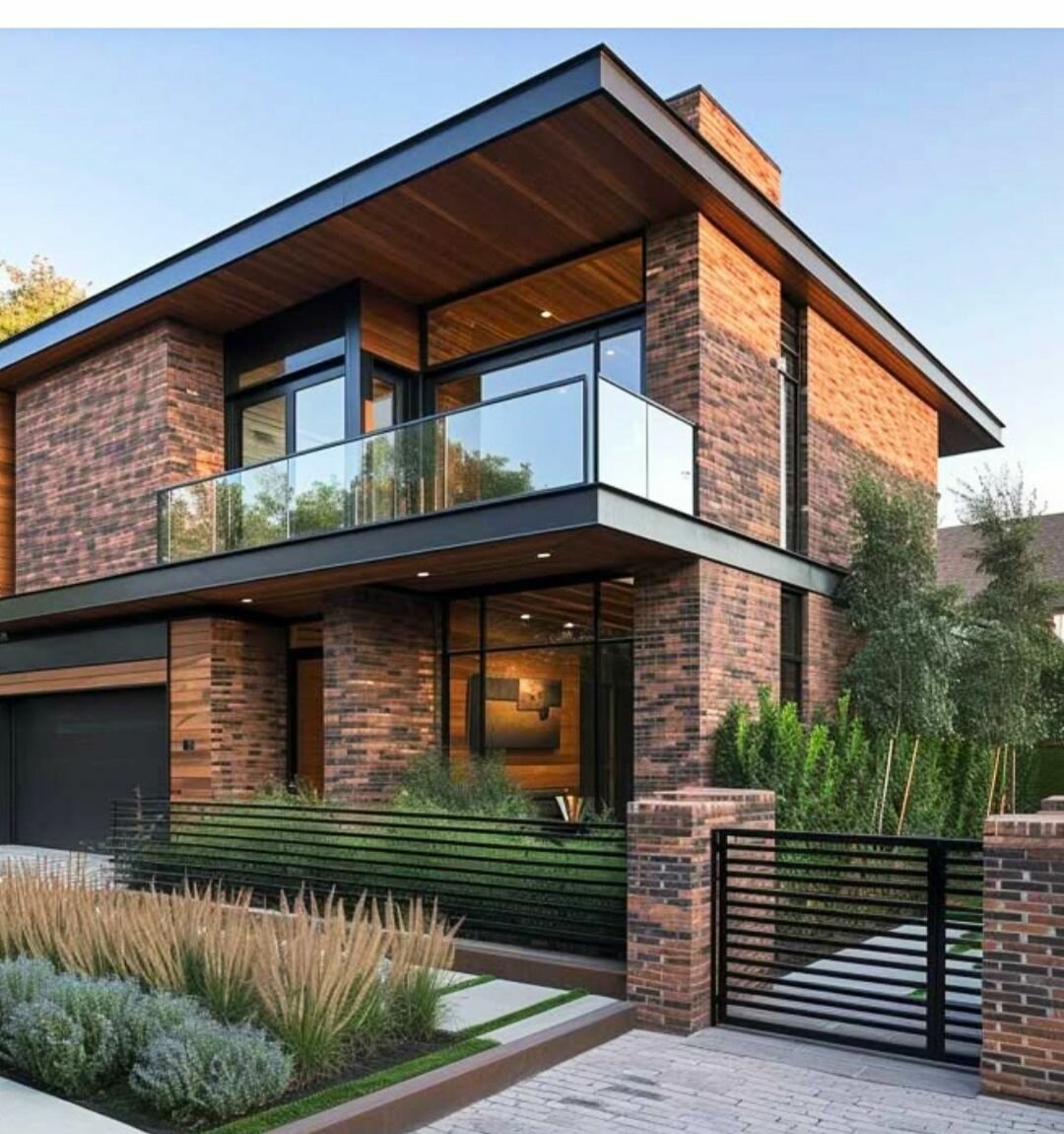 Дом в стиле фахверк с темными деревянными балками на светлом фоне