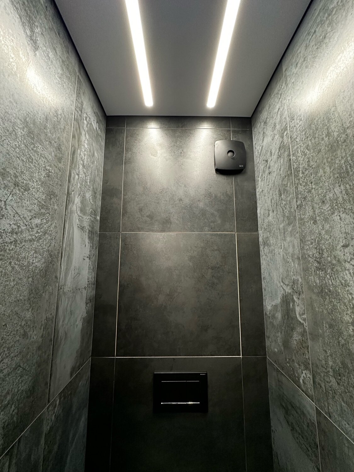 световая линия на потолке, интерьер туалет, туалет, освещение в туалет, дизайн туалета в хрущевке