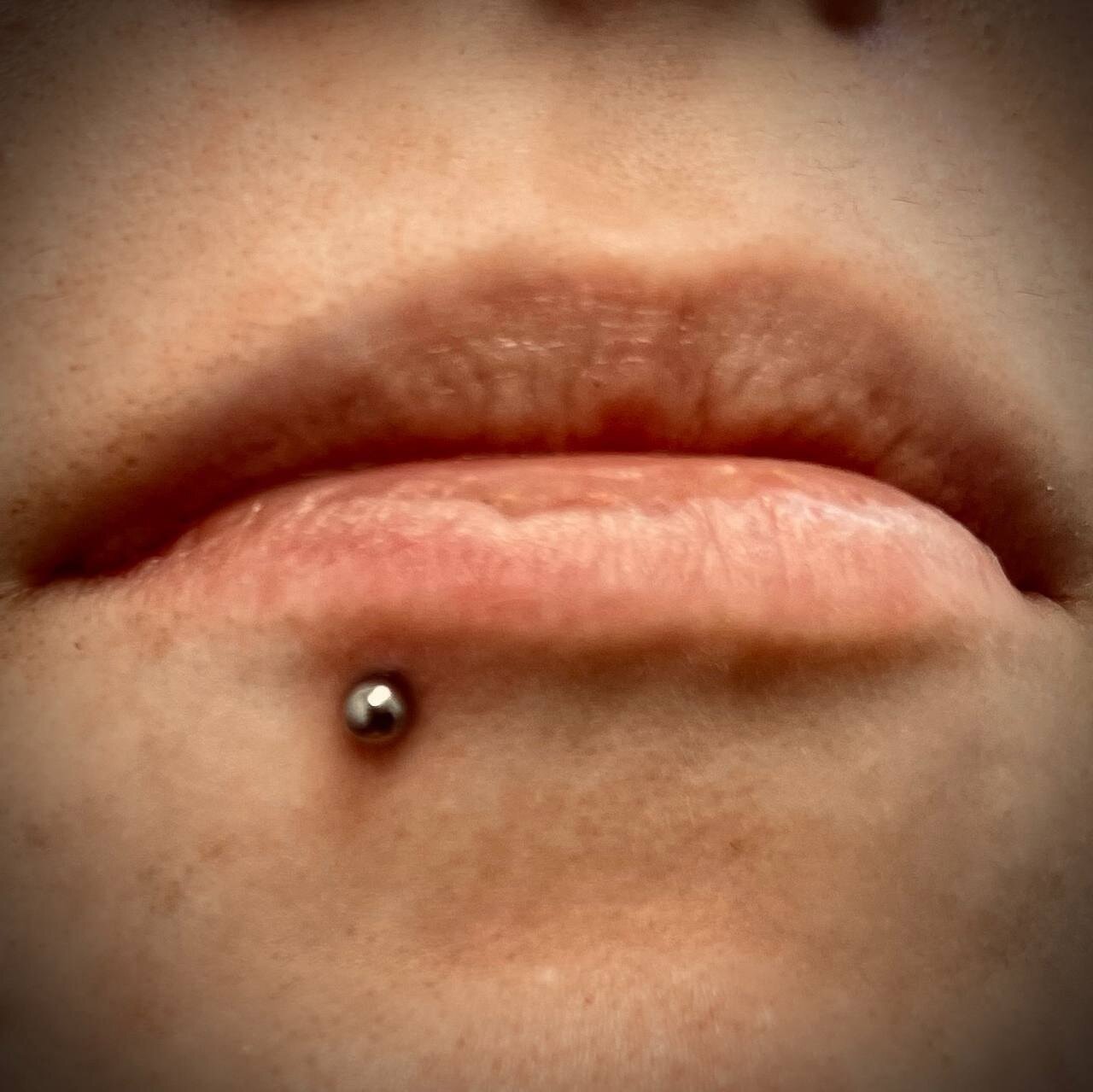 �������������� ��������, lip piercing, ��������������, ������������ �������� ������������������������ ������������, vertical labret piercing