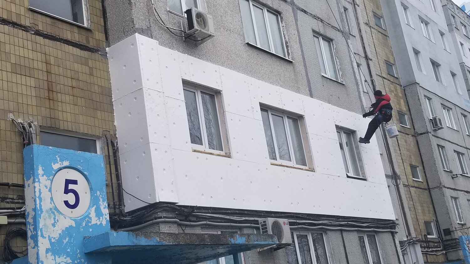 утепление фасада альпинистами, наружное утепление стен, утепление стен снаружи дома рыбинск, утепление фасадов панельных домов, утепление фасада саратов